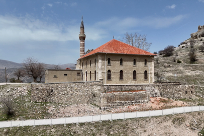 Isparta'daki 8 asırlık Alaaddin Camisi zamana meydan okuyor