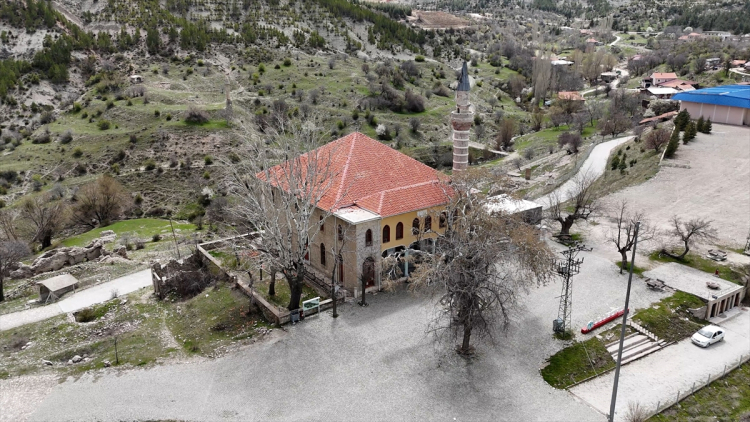 ASIRLIK GELENEKLER CAMİ ÇEVRESİNDE HAYAT BULUYOR