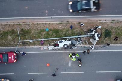 Mersin'de feci kaza: Aydınlatma direğine çarpan otomobil ikiye bölündü
