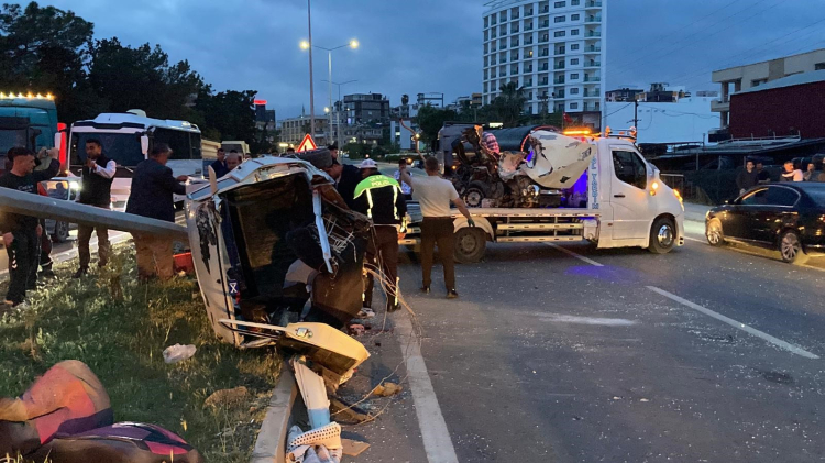 Mersin'de feci kaza Aydınlatma direğine çarpan otomobil ikiye bölündü 2
