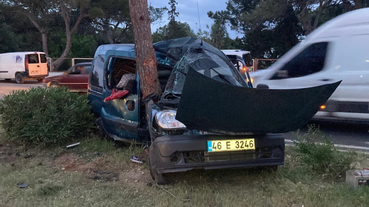 Mersin'de feci kaza Aydınlatma direğine çarpan otomobil ikiye bölündü 3