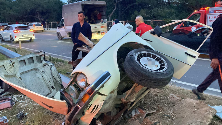 Mersin'de feci kaza Aydınlatma direğine çarpan otomobil ikiye bölündü 4