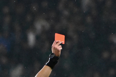 Sarıdan kırmızıya derbi: Fenerbahçe–Galatasaray rekabetinde sert rüzgâr