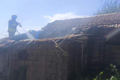 İtfaiye ekipleri zamanla yarıştı! Kumlu’da yanan evden geriye küller kaldı