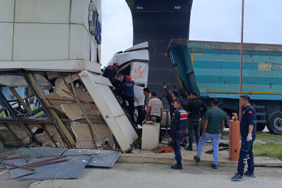 OSB girişinde korkutan anlar! Tırın çarptığı gişe kabini yerinden oynadı