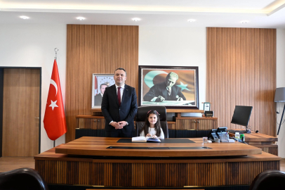 Yumurtalık’ta Kaymakamlık koltuğuna minik öğrenciler oturdu