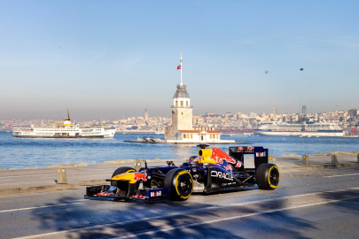 Formula 1 heyecanı İstanbul sokaklarına döndü: Yuki Tsunoda ve Red Bull Racing şehri turladı