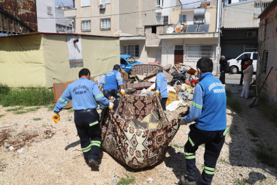 Mahalleli nefes aldı: Akdeniz’deki müstakil evden saatlerce çöp tahliye edildi