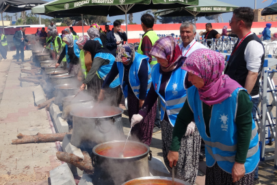 Odun ateşinde 10 bin kişilik ziyafet! Erdemli sahilinde 71 kazanda topalak ve keşkek bereketi