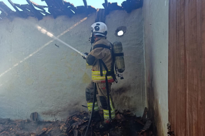 Reyhanlı’da müstakil ev küle döndü! İtfaiye ekipleri alevleri çevreye sıçramadan söndürdü
