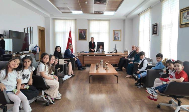 Yüreğir Kaymakamı Mehmet Aksu minik öğrencileri makamında ağırladı  2