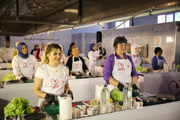Adana’da depremzede kadınlara aşçılık eğitimi: “İyilikle Pişen Hayatlar” projesi umut oldu