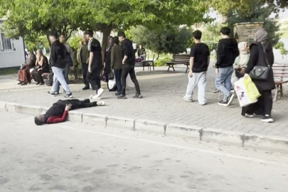 Adana’da şaşkına çeviren görüntü: Uyuşturucu bağımlısı durak yanında uyuyakaldı