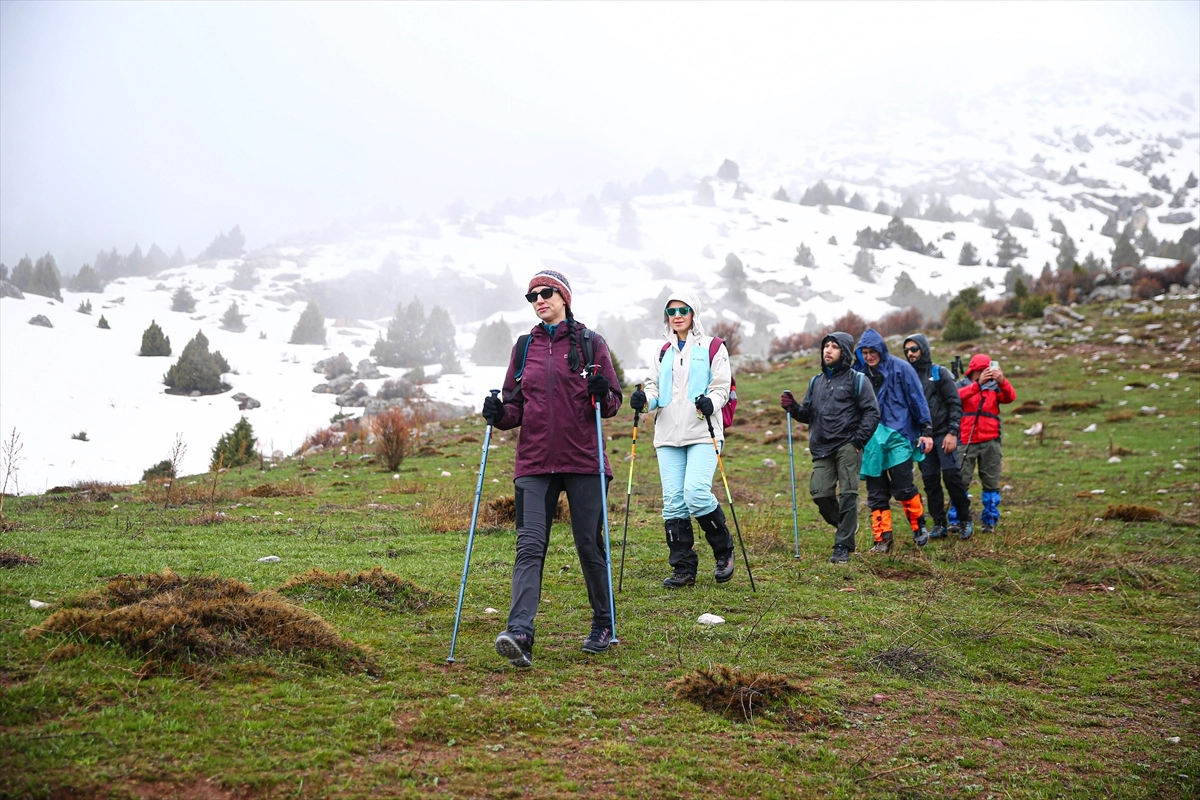 Aladağlar’da zorlu yürüyüş: Doğa sporcuları kar, sis ve rüzgarda performans testinde