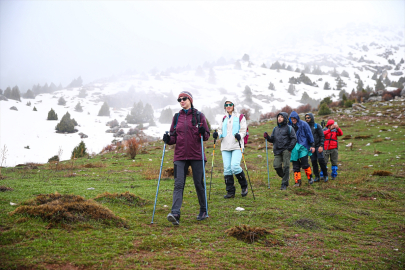 Aladağlar’da zorlu yürüyüş: Doğa sporcuları kar, sis ve rüzgarda performans testinde