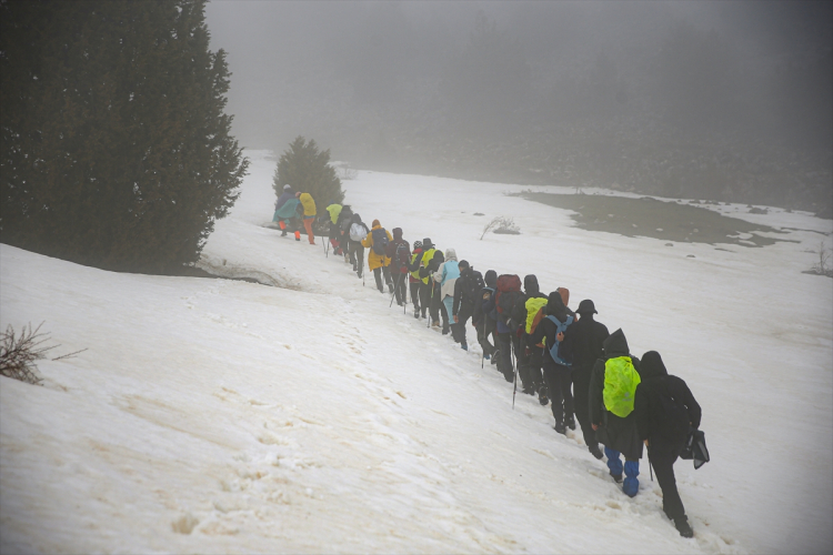23 KİŞİLİK EKİP ZİRVEYE YÜRÜDÜ