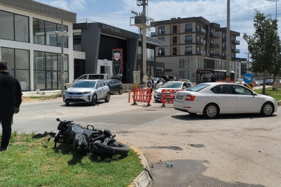 Antalya’da feci kaza: kaza yapan motosikletli minibüsün altında kaldı