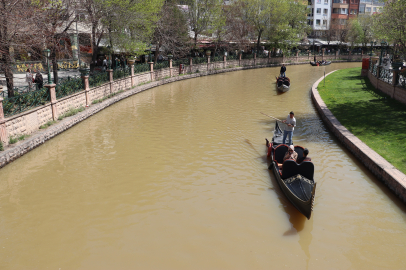 Eskişehir’in simgesi Porsuk Çayı’nda dikkat çeken görüntü