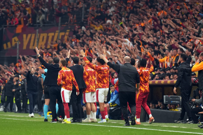 Galatasaray, derbi galibiyetini taraftarıyla kutladı