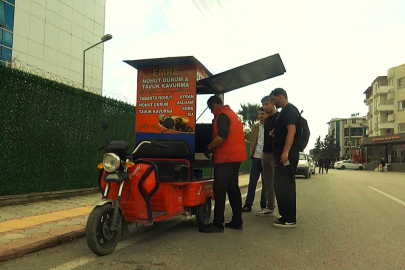 1 metrekarelik "Ekmek teknesi": Yasin Mansuroğlu sokak lezzetini vatandaşın ayağına götürüyor