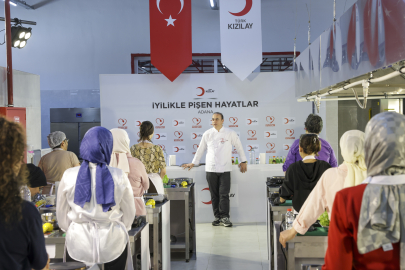 Depremzede kadınlara meslek kapısı: Adana Fatma-Arif Zaloğlu Aşevi'nde şefler geçidi!