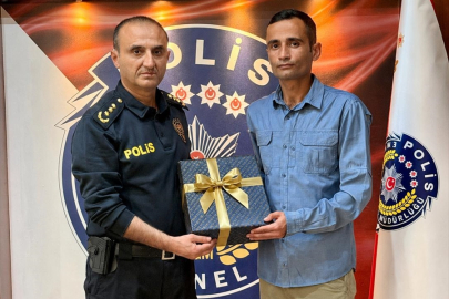 Hatay'da öğrencileri kapıda karşılayan polis memuru ödüllendirildi