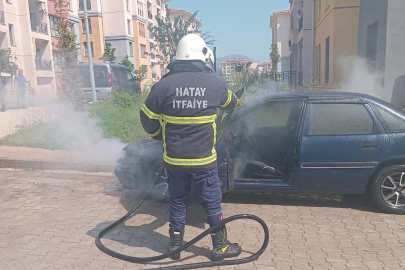 Hatay'da park halindeki otomobilde yangın çıktı