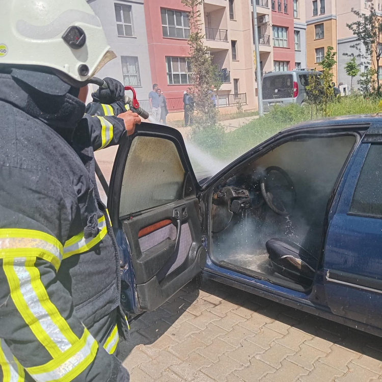 Hatay'da park halindeki otomobilde yangın çıktı 2