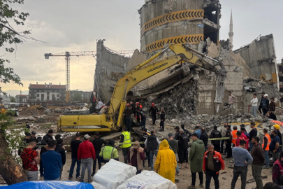 Kahramanmaraş’ta 5 katlı otoparkın yıkımında iş makinesi enkazda kaldı