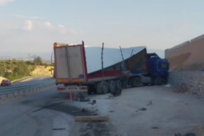 Mersin'de tırın dorsesinden savrulan mermerler işçi minibüsünü ezdi: 1 ölü, 3 yaralı