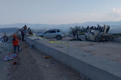 Mersin'de tırın dorsesinden savrulan mermerler işçi minibüsünü ezdi: 1 ölü, 3 yaralı