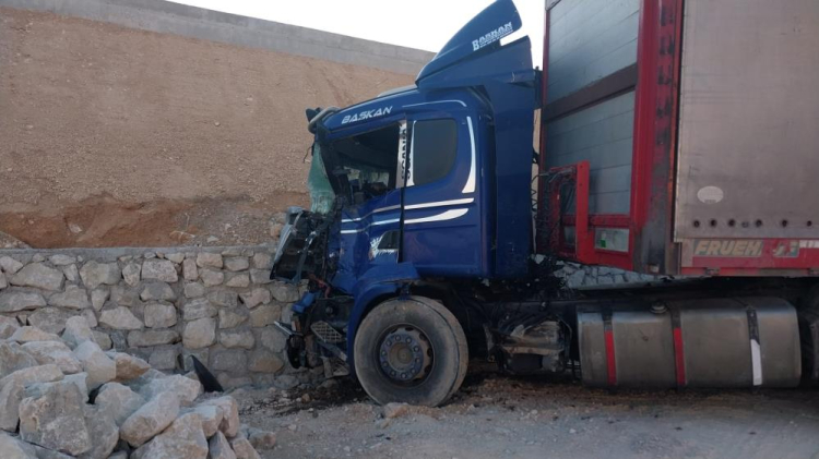 Mersin'de tırın dorsesinden savrulan mermerler işçi minibüsünü ezdi 1 ölü, 3 yaralı 2