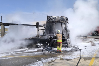Reyhanlı’da korkutan görüntüler! Sınır kapısında yanan tır kullanılamaz hale geldi