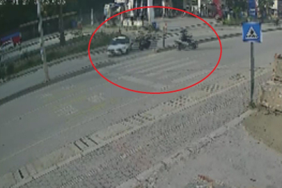 Antakya’da feci kaza kamerada: Yaya geçidinden dönmek isteyen otomobile motosiklet ok gibi saplandı!