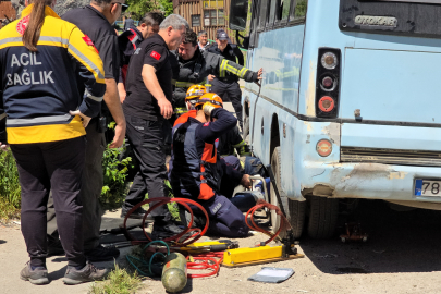 Minibüsün altında can pazarı: Motosikletli zamanla yarışılarak kurtarıldı