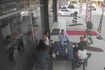 Tavuk iniş yaptı, sohbet dağıldı