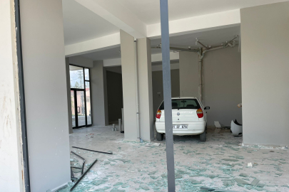 Osmaniye'de korkutan görüntü! Apartman altındaki dükkana giren otomobilin sürücüsü hastaneye kaldırıldı