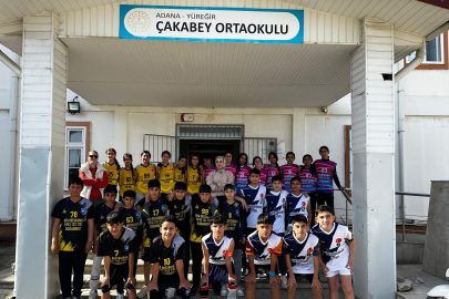 Adana'da Çakabey Ortaokulu şampiyonları kupa ve madalyalarına kavuştu