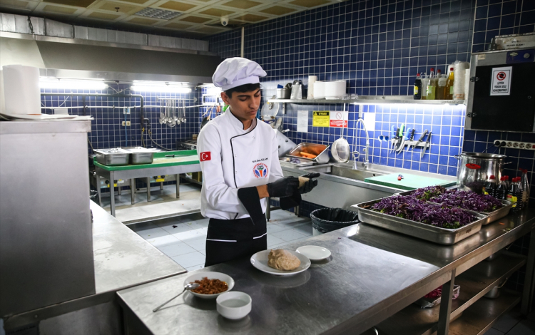 "HEDEFİMİZ, KUSURSUZ TABAKLAR SUNMAK"