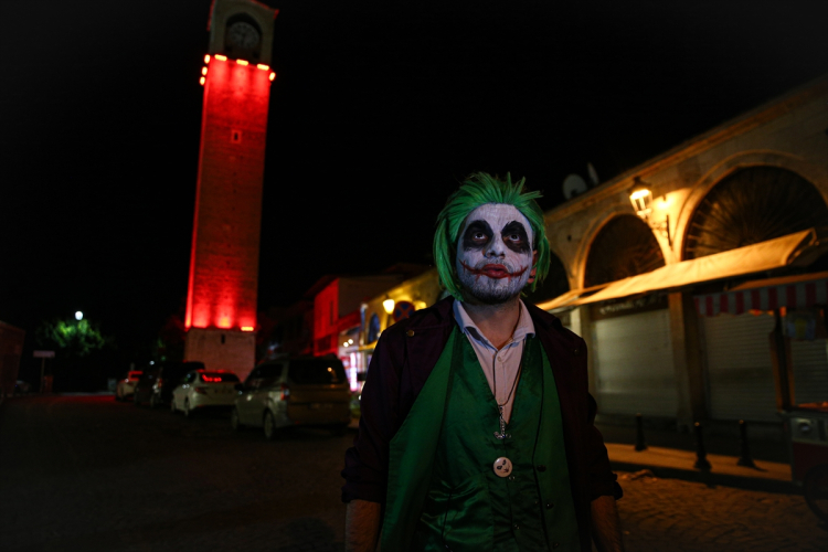 Tarihi Mekanlarda Performans Sergiliyor