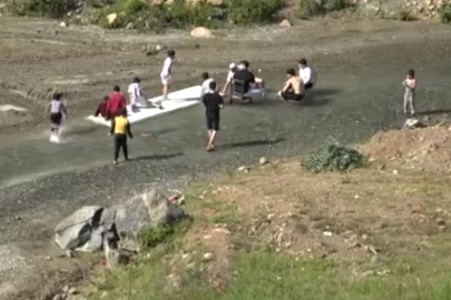 Antakya Gülderen’de "dere" keyfi: Çocukların buz gibi suyla serinleme anları