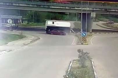 Bartın’da üniversite önünde dehşet! Halk otobüsü otomobilin üzerine böyle devrildi