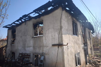 Burdur’da çıkan yangında ev yaşanmaz hale geldi