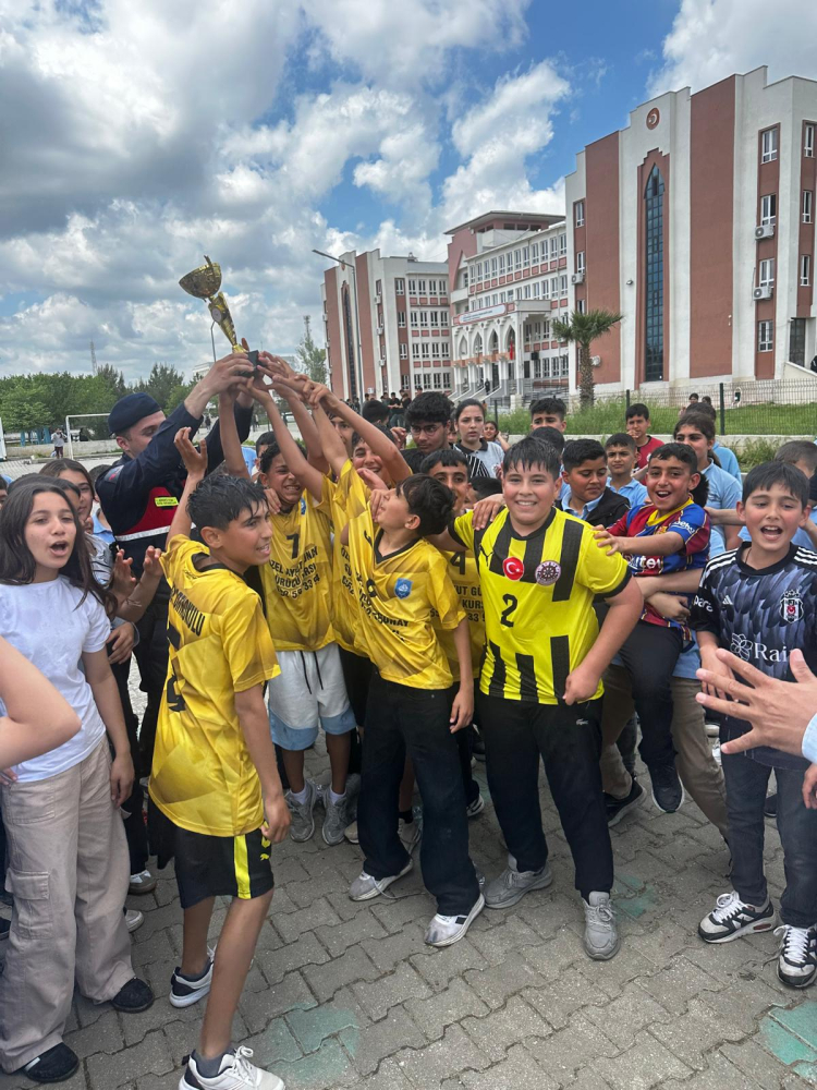 Çakabey Ortaokulu şampiyonları kupa ve madalyalarına kavuştu