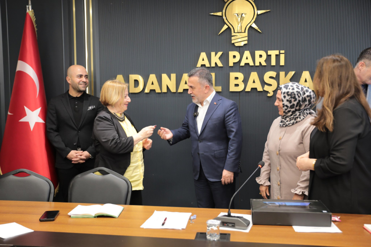 AK Parti Adana İl Başkanlığı’nda yürütülen üyelik çalışmalarında dereceye giren İl Kadın Kolları Yönetim Kurulu üyeleri ödüllendirildi. İl Başkanı Tamer Dağlı, başarılı çalışmalardan dolayı üyeleri tebrik etti.