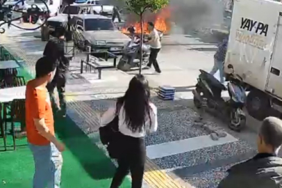 Saniyelerle hayata tutundular! Işıklarda yanan otomobildeki can pazarı kamerada