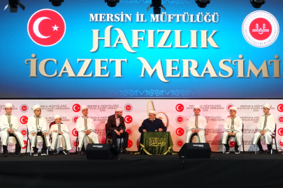 Mersin'de gurur günü! Reis'ül Kurra Mustafa Demirkan’ın tilavetiyle 260 öğrenci hafızlık tacını giydi