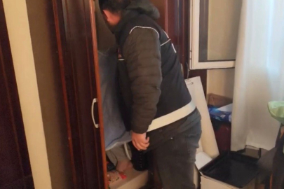 Adana'da narkotik operasyonunda dolaptan kıyafet değil "Torbacı" hükümlü çıktı