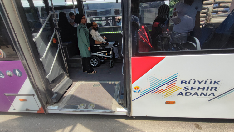 Belediye otobüsüne alınmayan engelli yolcu polisi arayıp yolu kapattı 4