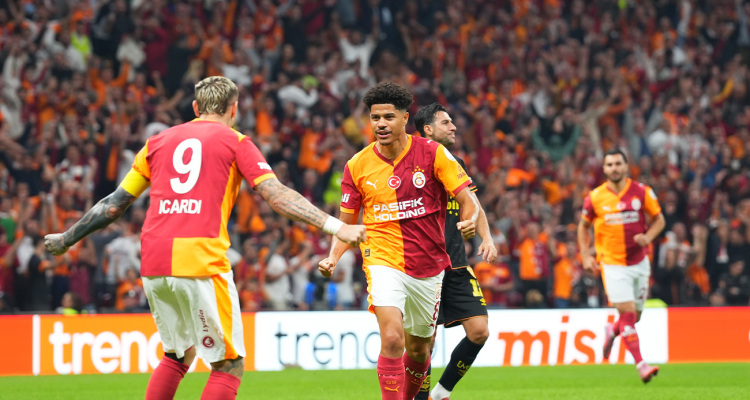 PERFORMANSIYLA DİKKAT ÇEKTİ